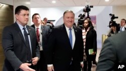 Mike Pompeo (tengah), calon Presiden Donald Trump untuk posisi Menteri Luar Negeri AS di Capitol Hill, Washington, D.C., Senin, 9 April 2018. (Foto: dok).