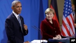 AQSh Prezidenti Barak Obama (chapda) Germaniya Kansleri Angela Merkel bilan, Berlin, 17-noyabr, 2016-yil.