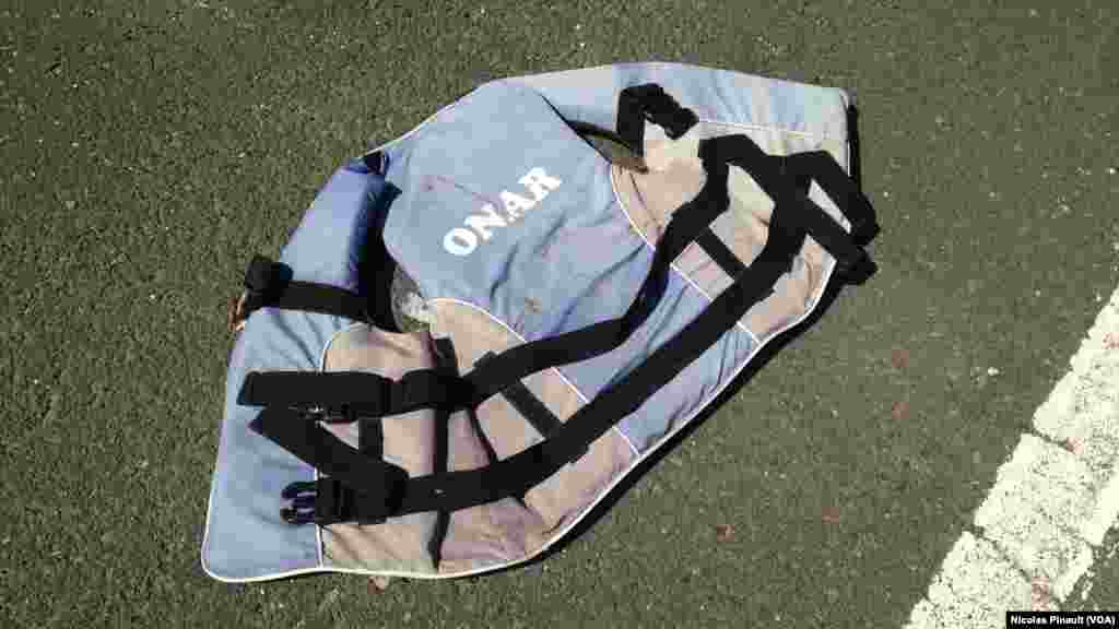 Un gilet de sauvetage au mémorial de Pozzallo. Ce site rend hommage aux victimes qui sont mortes en tentant de rejoindre l&#39;Europe en traversant la Méditerranée sur des embarcations de fortunes, Sicile, 7 octobre 2015 (Nicolas Pinault/VOA). &nbsp;