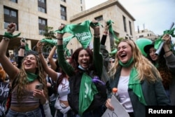 21일 콜롬비아 여성들이 24주 이내 임신 중절 합법을 인정한 헌법재판소 결정에 환호하고 있다.