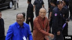 លោក ប៉ុល សារឿន និងលោក សៅ សុខា មាន​វត្តមាន​រួម​ក្នុង​ពិធី​មួយ ​នៅ​ពហុ​កីឡដ្ឋាន​ជាតិ​អូឡាំពិក​ រាជធានី​ភ្នំពេញ ​កាល​ពី​ខែ​កក្កដា ​ឆ្នាំ២០១៧ ​កន្លង​ទៅ។ ​ (អូន ឆេងប៉រ/VOA) 