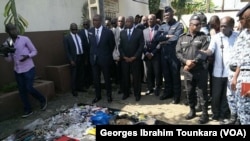 Saisie d'armes blanches et de drogues par la police à Abobo, à Abidjan, le 8 juin 2017. (VOA/Georges Ibrahim Tounkara)
