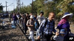 23일 마케도니아를 통과하는 이민자들