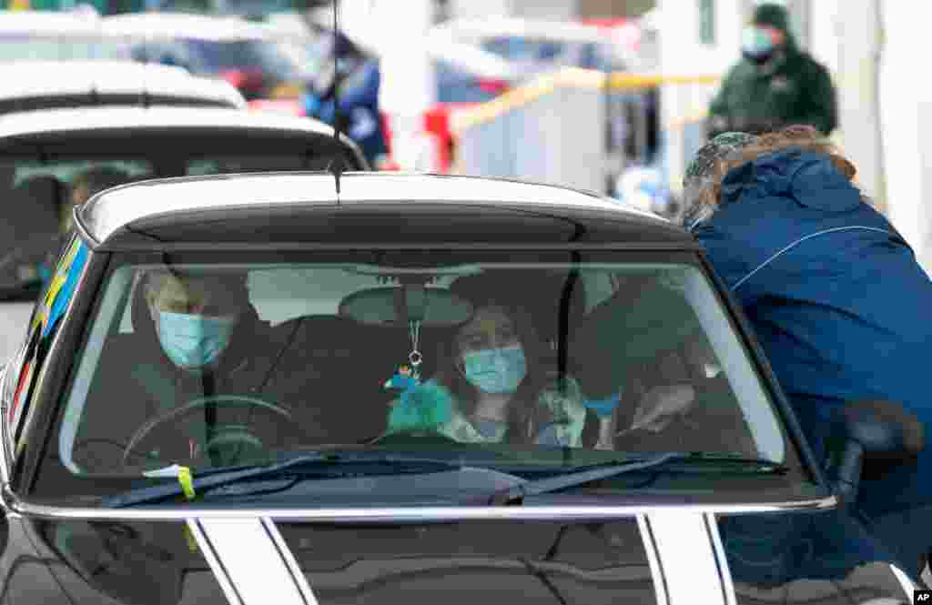 영국 하이드 리저 센터에 설치된 드라이브 스루 신종 코로나바이러스 예방 접종 센터에서 시민들이 화이자-바이오엔테크의 백신 주사를 맞고 있다. 영국은 다음 주 런던과 뉴캐슬, 맨체스터, 버밍엄 지역 등에서 대규모 예방 접종을 실시할 예정이다. 