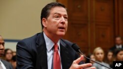 Direktur FBI, James Comey memberikan keterangan di depan Komisi Kongres AS di Washington DC (foto: dok).