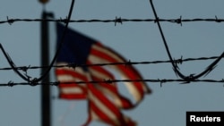 រូបឯកសារ៖ ជនអន្តោប្រវេសន៍​ត្រូវបាន​បញ្ជូន​ចេញ​ពីសហរដ្ឋ​អាមេរិក​នៅ​អាកាសយានដ្ឋាន​ El Paso កាលពីថ្ងៃទី​១៣ មិថុនា ឆ្នាំ​២០២៤។