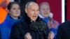 Presiden Rusia Vladimir Putin memberi isyarat saat berpidato di depan orang banyak dalam rangka kemenangannya dalam pemilihan presiden dan peringatan 10 tahun aneksasi Krimea oleh Rusia di Lapangan Merah di Moskow, Rusia, 18 Maret 2024. (Foto: AP)
