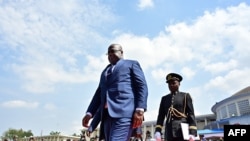 Félix Tshisekedi, le nouveau président congolais, est suivi par son officier d'ordonnance, lors de son investiture, à Kinshasa, le 24 janvier 2019.