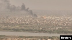 De la fumée s'élève au-dessus de la zone industrielle légère de Khartoum Nord, Soudan, 23 avril 2023.