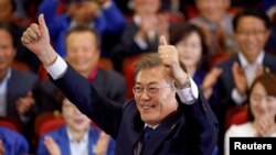 Moon Jae-in, le candidat démocrate sud-coréen, salue le public lors de l'annonce des résultats à Séoul, le 9 mai 2017.