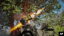 우크라이나군이 도네츠크주 바흐무트 인근 전선에서 러시아군 진지를 향해 크로아티아제 'RAK-SA-12' 128mm 다연장 로켓을 발사하고 있다. (자료사진)