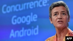 欧盟竞争委员会专员维斯塔格在布鲁塞尔的欧盟总部举行联合新闻发布会。（2018年7月18日）