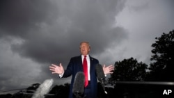 Presiden Donald Trump berbicara dengan wartawan sebelum menuju ke Marine One di South Lawn Gedung Putih, 31 Juli 2020, di Washington. (Foto: AP)