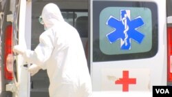 ARHIVA - Kola hitne pomoćči ispred bolnice u Prištini, 11. maja 2020. (Foto: VOA)