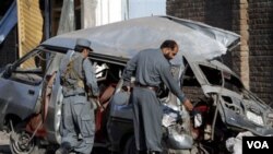 Polisi Afghanistan sedang bertugas memeriksa lokasi ledakan bom mobil (foto: dok.). Penyerang dengan seragam polisi Afghanistan menewaskan seorang tentara NATO (4/8).