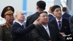Presiden Rusia Vladimir Putin (tengah kiri) dan pemimpin Korea Utara Kim Jong Un (tengah kanan) mengunjungi Kosmodrom Vostochny di wilayah Amur pada 13 September 2023. (Foto: AFP)