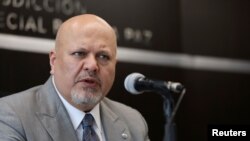 카림 칸 국제형사재판소(ICC) 검사장이 기자회견하고 있다. (자료사진)