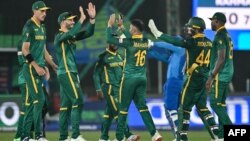 در این دیدار، ملی پوشان افریقای جنوبی با برنده شدن قرعه، ابتدا به میدان رفتند و در ۵۰ اوور تعیین شده و با درخشش رایان ریکلت که ۱۰۳ دوش انجام داد ۳۱۵ دوش کسب کردند.