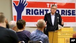 Mantan Gubernur Florida Jeb Bush berbicara dalam sebuah pertemuan di Loras College di Dubuque, Iowa, 16 Mei 2015.