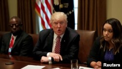 Presiden Donald Trump berbicara pada para wartawan dalam pertemuan dengan korban kejahatan imigrasi di Gedung Putih, Washington, 28 Juni 2017 (foto: REUTERS/Yuri Gripas)