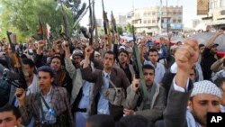 Para pemberontak Syiah Houthi melakukan protes atas embargo senjata DK PBB dalam unjuk rasa di Sanaa, Yemen bulan lalu (foto: dok).