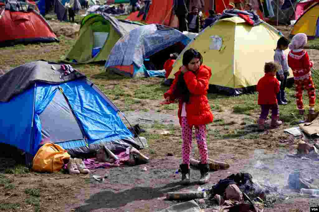 Child at Idomeni refugee camp on the Greece-Macedonia border, March 8, 2016. (Jamie Dettmer for VOA)