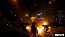 ក្រុម​បាតុកម្ម​ប្រឆាំង​នឹង​រដ្ឋាភិបាល​បាន​ដុត​ភ្លើង នៅ​ក្នុង​ការ​ប្រមូលផ្តុំ​មួយ​នៅ​ខាង​ក្រៅ​ស្ថានីយ​ប៉ូលិស នៅ​ក្នុង​ក្រុង​ហុងកុង កាលពី​ថ្ងៃទី២២ ខែកញ្ញា​ ឆ្នាំ២០១៩។