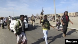 Militia men loyal to Yemen's President Abd-Rabbu Mansour Hadi are seen at the barracks of the Special Forces in Yemen's southern port city of Aden, March 19, 2015. 