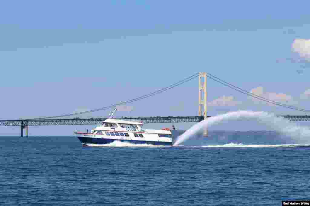 Mackinac Körpüsü Mackinac boğazının üzərindən keçərək Miçiqan ştatının şimalı ilə cənubu birləşdirən asma körpüdür. Emil Quliyev - VOA