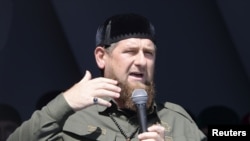 Pimpinan Republik Chechnya Ramzan Kadyrov menyampaikan pidato dalam aksi demo di ibukota Chechnya, Grozny, Rusia, untuk mendukung Muslim Rohingya, 4 September 2017. (Foto: dok).
