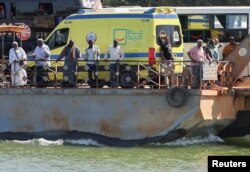 Des évacués traversent le Nil dans un ferry, après avoir été sortis de Khartoum vers la ville d'Abou Simbel, dans la partie supérieure du Nil à Assouan, en Égypte, le 30 avril 2023.