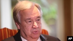 Sekretaris Jenderal PBB Antonio Guterres berbicara kepada The Associated Press di Lahore, Pakistan, Selasa, 18 Februari 2020. (Foto: AP)