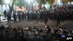 ប៉ូលិស​បង្ក្រាប​កុប្បកម្ម​ថៃ​ត្រៀម​បំបែក​ក្រុម​បាតុករ​​នៅ​ទី​ក្រុង​បាងកក​កាល​ពី​ថ្ងៃ​ទី​១៥ ខែ​តុលា ឆ្នាំ​២០២០ ក្រោយ​ពី​រដ្ឋាភិបាល​បាន​ប្រកាស​ដាក់​ប្រទេស​ក្នុង​ស្ថានភាព​អាសន្ន។