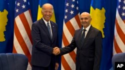 AQSh Vitse-prezidenti Jo Bayden (chapda) Kosovo Bosh vaziri Isa Mustafa bilan, Pristina, Kosovo, 17-avgust, 2016-yil.