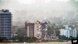 24일 붕괴된 플로리다주 서프사이드 콘도 건물에서 구조 작업이 진행되고 있다. 