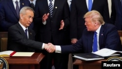 中国副总理刘鹤2020年1月15日在白宫与美国总统特朗普签署第一阶段美中贸易协议（路透社）。