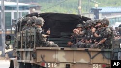 Južnokorejski vojnici u kamionu kod vojnog punkta Padžu u blizini granice sa Severnom Korejom. 