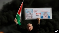 Falastinlik namoyishchi AQSh Davlat kotibi Mayk Pompeo “harbiy jinoyatlarga sherik” deb yozilgan plakat bilan, Ramalloh shahri, 2019-yil, 26-noyabr. 