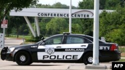Sebuah mobil polisi berjaga di dekat lokasi penembakan di Curtis Culwell Center, Garland, Texas (Foto: dok). 