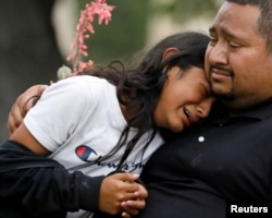 Люди біля громадського центру Ssgt Willie de Leon, куди учнів перевезли з початкової школи Робба після стрілянини, в Увальді, штат Техас, США, 24 травня 2022 року. REUTERS/Marco Bello