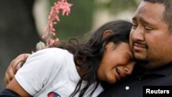 ពលរដ្ឋ​បញ្ចេញ​ប្រតិកម្ម​នៅ​ខាង​ក្រៅ​​មជ្ឈមណ្ឌល​សហគមន៍ Ssgt Willie de Leon Civic Center ជា​កន្លែង​ដែល​សិស្ស​ត្រូវ​បាន​គេ​ដឹក​​មក​​ទី​សុវត្ថិភាព ក្រោយ​ពី​មាន​ការ​បាញ់​ប្រហារ​នៅ​សាលា​បឋមសិក្សា Robb ក្នុង​ទី​ក្រុង Uvalde រដ្ឋ Texas សហរដ្ឋ​អាមេរិក កាល​ពី​ថ្ងៃ​ទី​២៤ ខែ​ឧសភា ឆ្នាំ​២០២២។