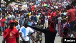 Des Guinéens dans la rue pour manifester contre un éventuel troisième mandat du président Alpha Condé à Conakry, en Guinée, le 24 octobre 2019.