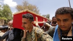 Pejuang Houthi mengangkat peti jenazah seorang rekannya yang terbunuh dalam pertempuran di Sana'a, ibukota Yaman (11/4). 
