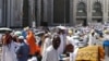 Les pèlerins sur l’esplanade de la mosquée pour accomplir la prière de vendredi, à la Mecque, Arabie saoudite, 8 septembre 2017. (VOA/Siriki Barro)