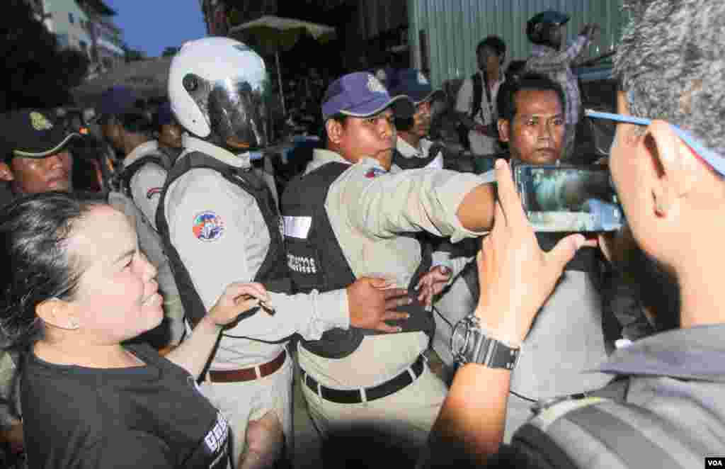 ប៉ូលិស​ប៉ះ​ទង្គិច​ជាមួយ​​តំណាង​សហគមន៍​ ខណៈពេល​អ្នកសហគមន៍​ធ្វើ​​យុទ្ធនាការ​&laquo;ថ្ងៃ​ច័ន្ទ​ពណ៌ខ្មៅ​&raquo;​សប្ដាហ៍ទី​១៥​ ដើម្បី​ទាមទារ​យុត្តិធម៌​ជូន​លោក​ កែម ឡី​ និង​មន្រ្តី​សិទ្ធិមនុស្ស​នៃ​អង្គការ​អាដហុក​ និងមន្រ្តី.គ.ជ.ប នៅ​រាជធានី​ភ្នំពេញ​ នា​ថ្ងៃ​ច័ន្ទ ទី​១៥ ខែ​សីហា ឆ្នាំ​២០១៦។ ​(ឡេង ឡែន/VOA)