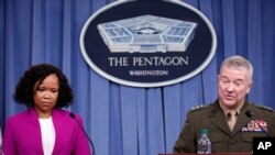 미 국방부 캐네스 맥킨지 중장(오른쪽)과 데이나 와이트 대변인.