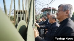 21일 천주교 서울대교구장 염수정 추기경이 개성공단 방문에 앞서 남측 군사분계선에서 이산가족과 남북평화를 위해 기도하고 있다.
