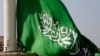 Pekerja menurunkan bendera raksasa Saudi, yang berukuran 49,5 meter kali 33 meter untuk pemeliharaan mingguan, di landmark Jiddah, di King Abdullah Square. (Foto: AP)