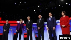 La scène du dernier débat des démocrates dans l'Iowa avant le premier vote des primaires le 03 février 