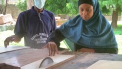 Yadda Wata Matar Aure Take Sana'ar Kafinta A Kano